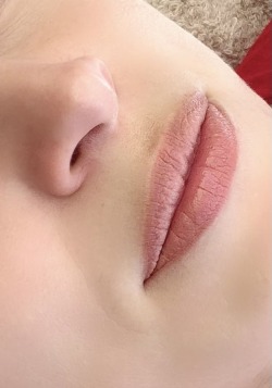 51-nude-lips-ajaktetovalas-Mariann-Kozmetika-Vecses
